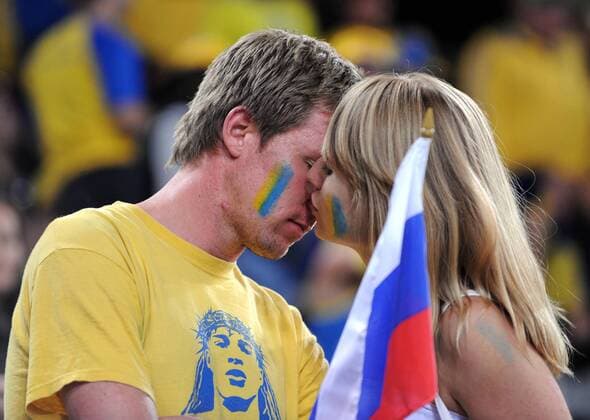 Fanpärchen aus Schweden spendet einander Trost nach dem Vorrundenaus bei der Euro 2008 - Fußball EM Herren Euro 2008, Länderspiel, Nationalteam, Rußland - Schweden 2:0 Gruppe Innsbruck Romantik, Harmonie, Enttäuschung, Fußball EM Herren Euro 2008, Länderspiel, Nationalteam, Rußland - Schweden 2:0 Gruppe Innsbruck Romantik, Harmonie, Enttäuschung,