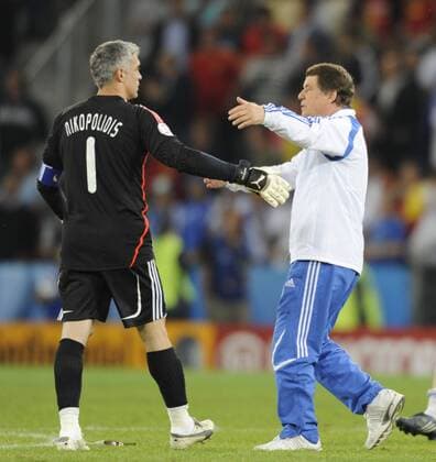 Nationaltrainer Otto Rehhagel (re.) und Torwart Antonios Nikopolidis (beide Griechenland) Fußball EM Herren Euro 2008, Länderspiel, Nationalteam, Gruppe Salzburg Fußball EM Herren Euro 2008, Länderspiel, Nationalteam, Gruppe Salzburg