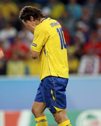 Zlatan Ibrahimovic (Schweden) verzweifelt Fußball EM Herren Euro 2008, Länderspiel, Nationalteam, Nationaltrikot Einzelbild Innsbruck Enttäuschung, Verzweiflung, Fußball EM Herren Euro 2008, Länderspiel, Nationalteam, Nationaltrikot Einzelbild Innsbruck Enttäuschung, Verzweiflung,