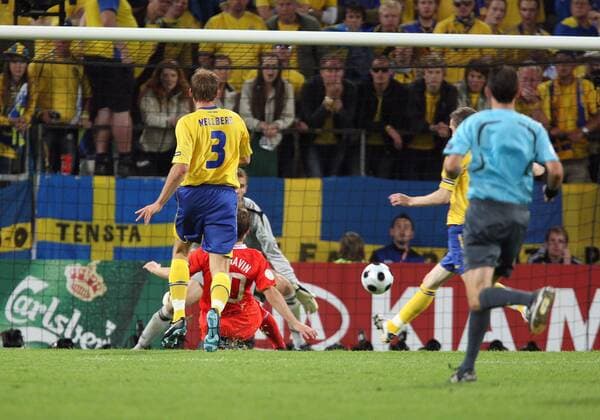 Andrey Arshavin (Russland, Mitte) trifft zum 2:0 gegen Olof Mellberg (Schweden, li.) Fußball EM Herren Euro 2008, Länderspiel, Nationalteam, Nationaltrikot, Russland - Schweden 2:0 Gruppe Innsbruck Dynamik, Fußball EM Herren Euro 2008, Länderspiel, Nationalteam, Nationaltrikot, Russland - Schweden 2:0 Gruppe Innsbruck Dynamik,