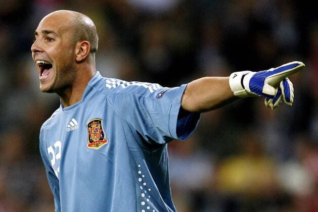 Torwart Jose Manuel Reina (Spanien) gibt Anweisungen-  Fußball EM Herren EURO 2008, Länderspiel, Nationalteam, Nationaltrikot , Vdig Einzelbild Salzburg