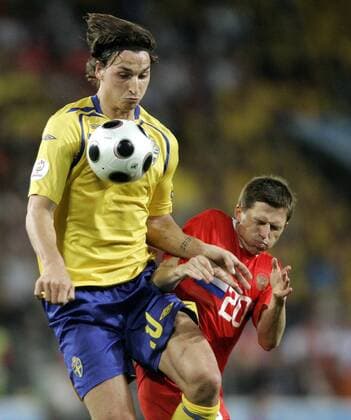 Zlatan Ibrahimovic (Schweden, li.) gegen Igor Semshov (Russland) - Fußball EM Herren Euro 2008, Länderspiel, Nationalmannschaft, Nationaltrikot, Russland - Schweden 2:0 Gruppe Innsbruck Dynamik, Kampf,