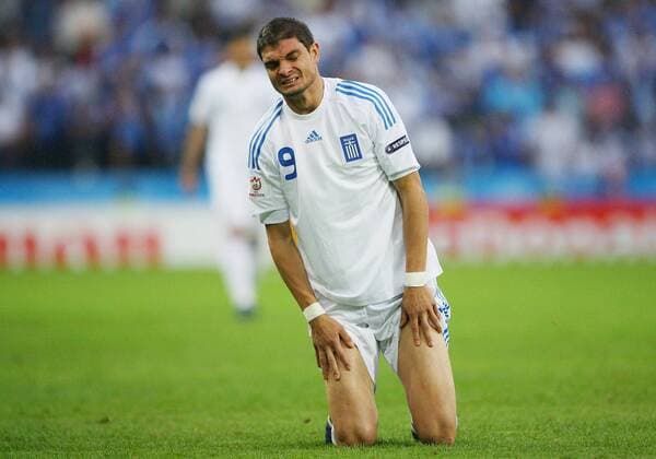 Angelos Charisteas (Griechenland) verzweifelt am Boden - Fußball EM Herren Euro 2008, Länderspiel, Nationalmannschaft, Nationaltrikot Einzelbild Salzburg Enttäuschung, Verzweiflung,