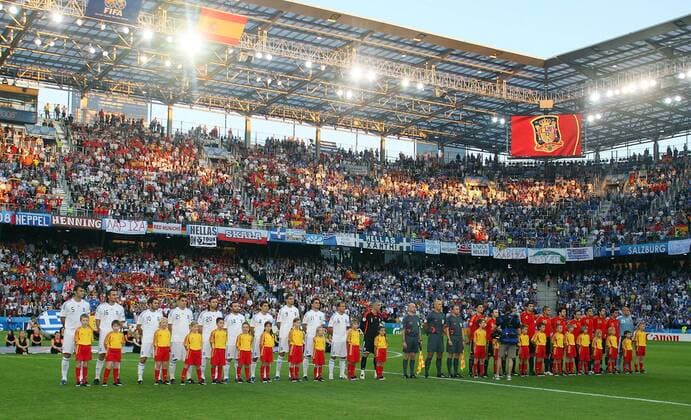 Vorstellung der Teams aus Griechenland (li.) und Spanien - Fußball EM Herren Euro 2008, Länderspiel, Nationalmannschaft, Nationaltrikot, Griechenland - Spanien 1:2 Totale Salzburg