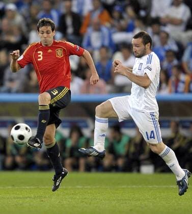 Fernando Navarro (Spanien, li.) gegen Dimitris Salpingidis (Griechenland) -  Fußball EM Herren Euro 2008, Länderspiel, Nationalteam, Nationaltrikot, Griechenland - Spanien 1:2, Vdig Gruppe Salzburg Dynamik,