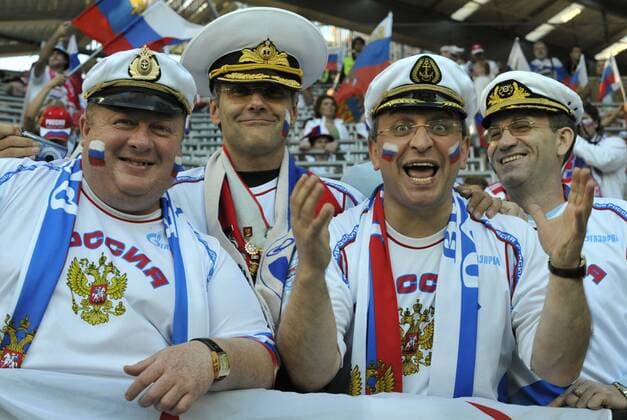 Russische Fangruppe mit Marine Vergangenheit in bester Laune Fußball EM Herren Euro 2008, Länderspiel, Nationalteam Gruppe Innsbruck Freude,