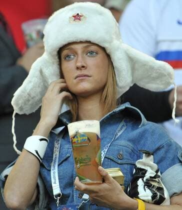 Weiblicher russischer Fan mit Tschapka und Bier Fußball EM Herren Euro 2008, Länderspiel, Nationalteam Einzelbild Innsbruck