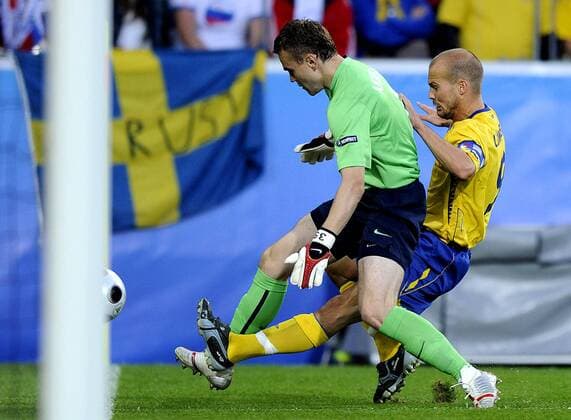 Torwart Igor Akinfeyev (Rußland, li.) gegen Fredrik Ljungberg (Schweden) -  Fußball EM Herren Euro 2008, Länderspiel, Nationalteam, Nationaltrikot, Rußland - Schweden 2:0, Vdig Gruppe Innsbruck Dynamik,