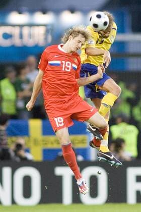 Roman Pavlyuchenko (Rußland, li.) gegen Olof Mellberg (Schweden) Fußball EM Herren Euro 2008, Länderspiel, Nationalteam, Nationaltrikot, Rußland - Schweden 2:0 Gruppe Innsbruck Dynamik,