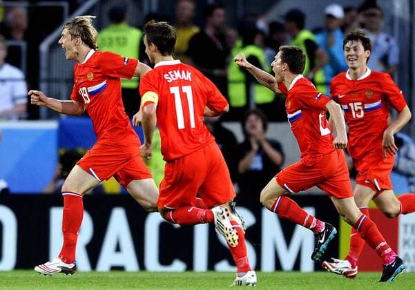 Torjubel Rußland, v.li.: Roman Pavlyuchenko, Sergei Semak, Igor Semshov und Diniyar Bilyaletdinov -  Fußball EM Herren Euro 2008, Länderspiel, Nationalteam, Nationaltrikot, Vdig Gruppe Innsbruck Freude,