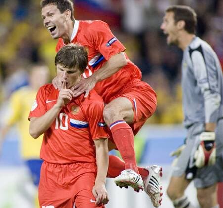 Andrei Arshavin (li.) und Konstantin Zyryanov (beide Rußland) - Torjubel Fußball EM Herren Euro 2008, Länderspiel, Nationalteam, Nationaltrikot Gruppe Innsbruck Freude, Begeisterung,