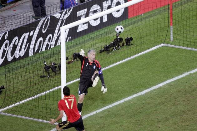 Torwart Antonios Nikopolidis (Griechenland) kassiert das 1:2 gegen Daniel Gonzalez Guiza (Spanien) -  - NOxONLINExUSE Fußball EM Herren Euro 2008, Länderspiel, Nationalmannschaft, Nationaltrikot, Griechenland - Spanien 1:2 Totale Salzburg