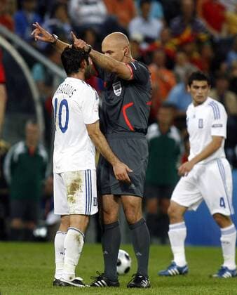 FIFA Schiedsrichter Howard Webb (England) weist Giorgios Karagounis (Griechenland) zurecht -  - NOxONLINExUSE Fußball EM Herren Euro 2008, Länderspiel, Nationalmannschaft, Nationaltrikot Gruppe Salzburg Spannung, Überlegenheit,