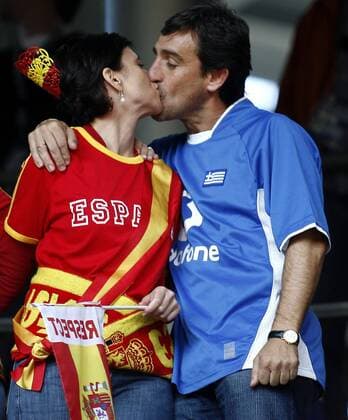 Fanfreundschaft - Griechischer Fan küsst weiblichen spanischen Fan -  - NOxONLINExUSE Fußball EM Herren Euro 2008, Länderspiel, Nationalmannschaft, Griechenland - Spanien 1:2 Gruppe Salzburg Glück, Harmonie,
