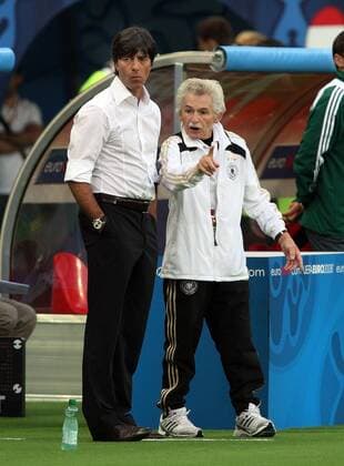 Bundestrainer Joachim Löw im Gespräch mit Physiotherapeut Adolf Katzenmaier (beide Deutschland) Fußball EM Herren Euro 2008, Länderspiel, Nationalmannschaft Gruppe Wien