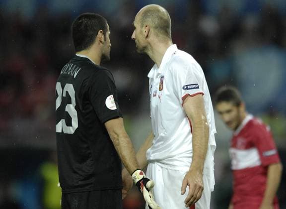 Torwart Volkan Demirel (Türkei, li.) und Jan Koller (Tschechien) Fußball EM Herren EURO 2008, Länderspiel, Nationalmannschaft, Nationaltrikot Gruppe Genf Spannung,