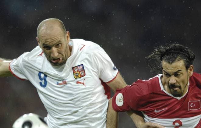 Jan Koller (Tschechien, li.) gegen Servet Cetin (Türkei) Fußball EM Herren EURO 2008, Länderspiel, Nationalmannschaft, Nationaltrikot Gruppe Genf Dynamik, Kampf,