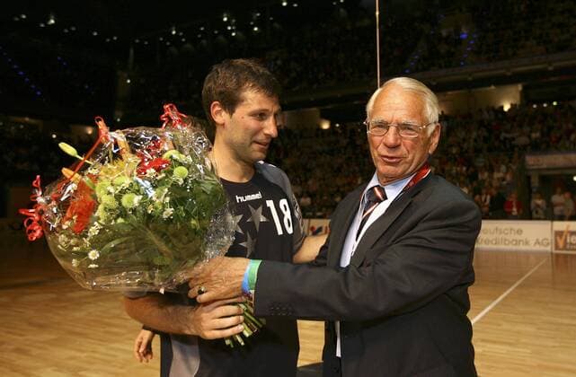 David Szlezak (Rhein Neckar Löwen, li.) wird am Rande des Allstargames von Manfred Werner (HBL Vorstand Finanzen Deutschland) verabschiedet Handball Herren Allstargame 2007 2008, All Star Game Allstar Allstars Stars, SG Kronau Östringen Gruppe Berlin Handball Herren Allstargame 2007 2008, All Star Game Allstar Allstars Stars, SG Kronau Östringen Gruppe Berlin