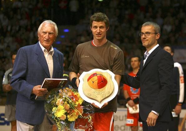 Martin Strobel (Mitte) wird am Rande des Allstargames als Rookie des Jahres geehrt, li. Handballlegende Bernhard Kempa (beide Deutschland) Handball Herren Allstargame 2007 2008, All Star Game Allstar Allstars Stars, Gruppe Berlin Handball Herren Allstargame 2007 2008, All Star Game Allstar Allstars Stars, Gruppe Berlin