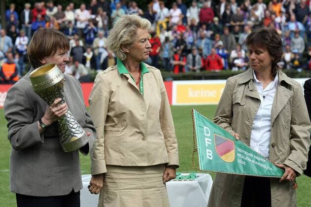 Pokalübergabe Deutsche Meisterschaft 2008 - DFB Frauen Vizepräsidentin Hannelore Ratzeburg (li.), Frankfurts Oberbürgermeisterin Petra Roth (Mitte) und Co Trainerin Ulrike Ballweg (alle Deutschland) Fußball 1. BL Damen Saison 2007 2008, Frauen, Frauenfußball, 1. FFC Frankfurt, Deutsche Meisterschaft, Meisterfeier, Gruppe Feier, feiern, deutscher Meister Frankfurt M. Fußball 1. BL Damen Saison 2007 2008, Frauen, Frauenfußball, 1. FFC Frankfurt, Deutsche Meisterschaft, Meisterfeier, Gruppe Feier, feiern, deutscher Meister Frankfurt M.