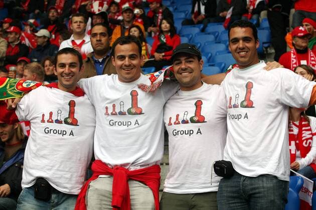 Fangruppe aus Portugal mit einer optimistischen Einschätzung ihrer Manneskraft gegenüber anderen Nationen Fußball EM Herren Euro 2008, Länderspiel, Nationalteam Gruppe Basel Freude, Komik, Fußball EM Herren Euro 2008, Länderspiel, Nationalteam Gruppe Basel Freude, Komik, 