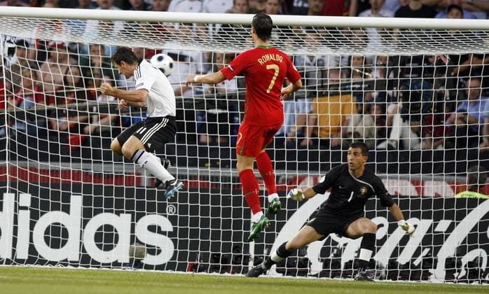 Miroslav Klose (Deutschland, li.) trifft zum 2:0 gegen Cristiano Ronaldo und Torwart Ricardo (beide Portugal) Fußball EM Herren Euro 2008, Länderspiel, Nationalteam, Nationaltrikot, Viertelfinale Gruppe Basel Dynamik,