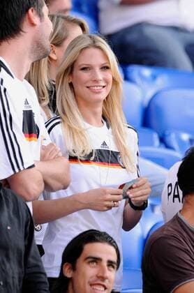 Model Sarah Brandner, Freundin von Bastian Schweinsteiger (beide Deutschland), im Nationaltrikot auf der Tribüne - Fußball EM Herren Euro 2008, Länderspiel, Viertelfinale, Nationalmannschaft, Einzelbild Basel