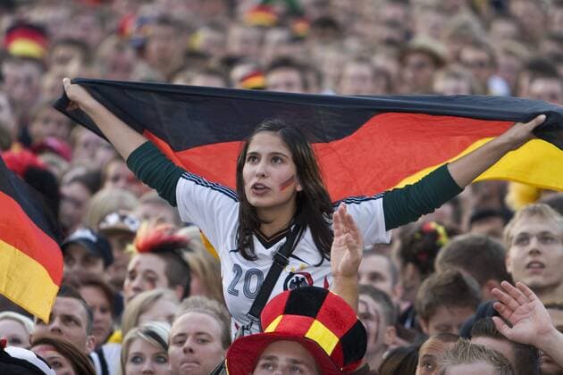 Deutsche Zuschauerin beim Public Viewing in Hamburg Fußball EM Herren Euro 2008, Länderspiel, Nationalteam, Fanfest, Fußballübertragung, Liveübertragung Einzelbild Hamburg Spannung,
