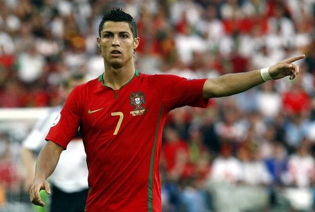Cristiano Ronaldo (Portugal) gibt Anweisungen -  - NOxONLINExUSE Fußball EM Herren Euro 2008, Länderspiel, Nationalteam, Nationaltrikot, Viertelfinale Einzelbild Basel