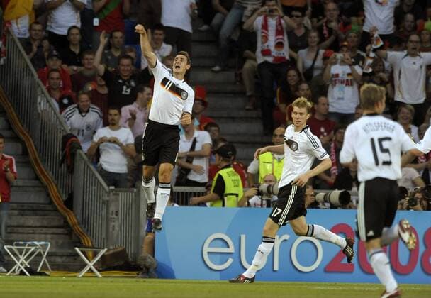 Miroslav Klose (Deutschland, li.) - Torjubel Fußball EM Herren Euro 2008, Länderspiel, Nationalteam, Nationaltrikot Gruppe Basel Begeisterung, Freude,
