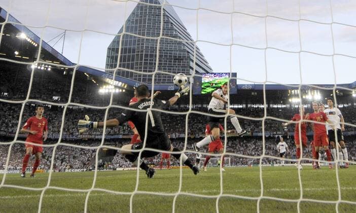 Miroslav Klose (Deutschland, Mitte) trifft per Kopfball zum 2:0 gegen Torwart Ricardo (Portugal) Fußball Länderspiel Herren EURO 2008, EM, Nationalteam, Nationaltrikot, Portugal - Deutschland 2:3 Gruppe Basel Dynamik,