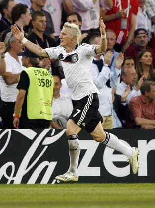Bastian Schweinsteiger (Deutschland) - Torjubel Fußball EM Herren Euro 2008, Länderspiel, Viertelfinale, Nationalteam, Nationaltrikot Einzelbild Basel Begeisterung, Freude,