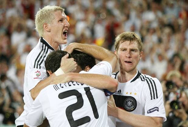Torjubel Deutschland, v.li.: Bastian Schweinsteiger, Christoph Metzelder (21), Ballack und Per Mertesacker Fußball EM Herren Euro 2008, Länderspiel, Nationalteam, Nationaltrikot, Viertelfinale Gruppe Basel Freude, Begeisterung,