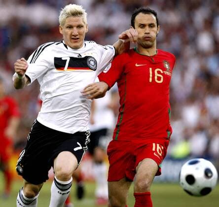 Bastian Schweinsteiger (Deutschland, li.) gegen Ricardo Carvalho (Portugal) -  Fußball EM Herren Euro 2008, Länderspiel, Viertelfinale, Nationalmannschaft, Nationaltrikot, Gruppe Basel Dynamik,