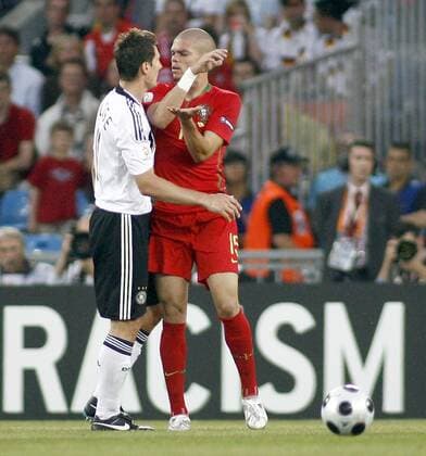 Pepe (Portugal, re.) gerät mit Miroslav Klose (Deutschland) aneinander -  Fußball EM Herren Euro 2008, Länderspiel, Viertelfinale, Nationalteam, Nationaltrikot, Deutschland - Portugal 3:2 Gruppe Basel Spannung,