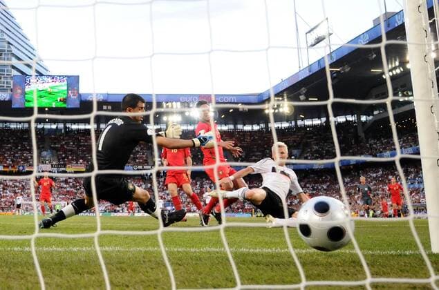 Bastian Schweinsteiger (Deutschland, re.) erzielt das 1:0 gegen Torwart Ricardo (Portugal) - Fußball EM Herren Euro 2008, Länderspiel, Nationalteam, Nationaltrikot, Viertelfinale, Portugal - Deutschland 2:3 Gruppe Basel Dynamik,