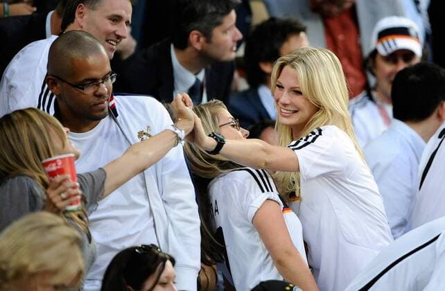 Sarah Brandner (re.), Freundin von Torschütze Bastian Schweinsteiger (Deutschland), jubelt mit Conny Lehmann, Ehefrau von Jens Lehmann - Fußball EM Herren Euro 2008, Länderspiel, Nationalteam, Viertelfinale Gruppe Basel Freude, Begeisterung,