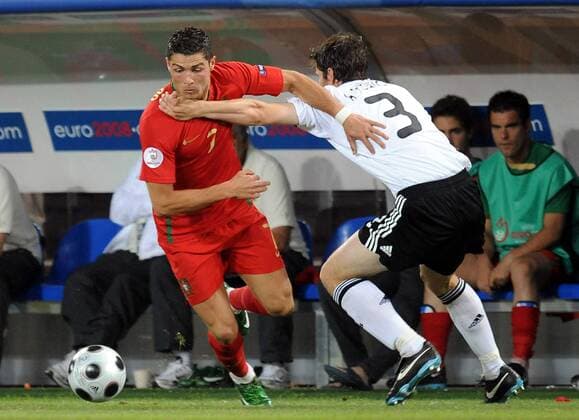 Cristiano Ronaldo (Portugal, li.) gegen Arne Friedrich (Deutschland) - Fußball EM Herren Euro 2008, Länderspiel, Nationalteam, Nationaltrikot, Viertelfinale, Portugal - Deutschland 2:3 Gruppe Basel Dynamik, Kampf,