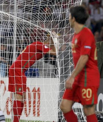 Pepe (Portugal) enttäuscht im Tornetz -  - NOxONLINExUSE Fußball EM Herren Euro 2008, Länderspiel, Viertelfinale, Nationalteam, Nationaltrikot Einzelbild Basel Enttäuschung, Verzweiflung,