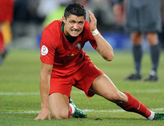 Cristiano Ronaldo (Portugal) am Boden - Fußball EM Herren Euro 2008, Länderspiel, Nationalteam, Nationaltrikot, Viertelfinale Einzelbild Basel