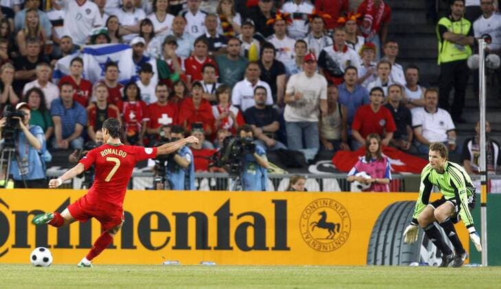 Cristiano Ronaldo (Portugal, li.) gegen Torwart Jens Lehmann (Deutschland) -  - NOxONLINExUSE Fußball EM Herren Euro 2008, Länderspiel, Viertelfinale, Nationalteam, Nationaltrikot, Deutschland - Portugal 3:2 Gruppe Basel Dynamik,