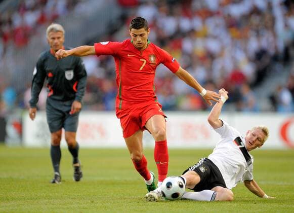 Cristiano Ronaldo (Portugal, li.) gegen Bastian Schweinsteiger (Deutschland) - Fußball EM Herren Euro 2008, Länderspiel, Nationalteam, Nationaltrikot, Viertelfinale, Portugal - Deutschland 2:3 Gruppe Basel Dynamik, Abwehr,
