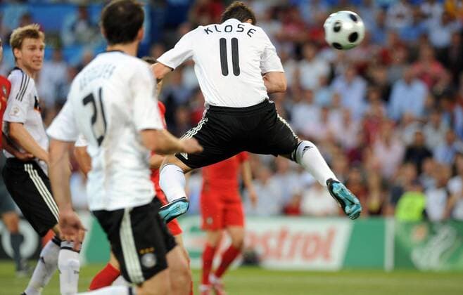 Miroslav Klose (Deutschland) erzielt das 0:2 - Fußball EM Herren Euro 2008, Länderspiel, Nationalmannschaft, Nationaltrikot, Viertelfinale Gruppe Basel Dynamik,