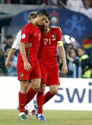 Cristiano Ronaldo (li.) und Nuno Gomes (beide Portugal) - Torjubel -  - NOxONLINExUSE Fußball EM Herren Euro 2008, Länderspiel, Viertelfinale, Nationalteam, Nationaltrikot Gruppe Basel Freude,