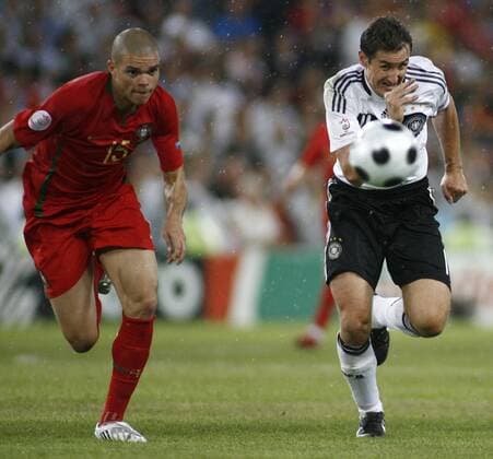 Miroslav Klose (Deutschland, re.) gegen Pepe (Portugal) -  Fußball Länderspiel Herren EURO 2008, EM, Nationalteam, Nationaltrikot, Portugal - Deutschland 2:3 Gruppe o0 Viertelfinale, Basel Dynamik, Kampf,