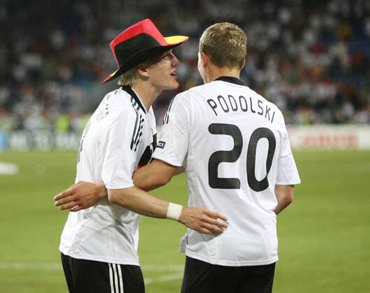 Bastian Schweinsteiger (li.) und Lukas Podolski (beide Deutschland) - Schlussjubel Fußball EM Herren Euro 2008, Länderspiel, Nationalteam, Nationaltrikot, Viertelfinale Gruppe Basel Freude,