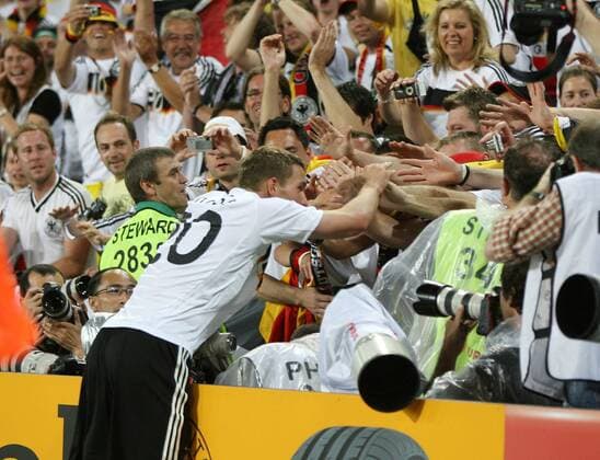 Lukas Podolski (Deutschland) - Schlussjubel mit den Fans Fußball EM Herren Euro 2008, Länderspiel, Nationalteam, Nationaltrikot, Viertelfinale Gruppe Basel Freude,