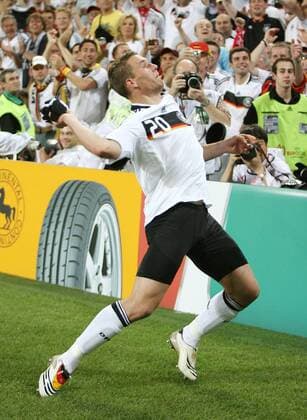 Lukas Podolski (Deutschland) verschenkt beim Schlussjubel seine Hose Fußball EM Herren Euro 2008, Länderspiel, Nationalteam, Nationaltrikot, Viertelfinale Einzelbild Basel