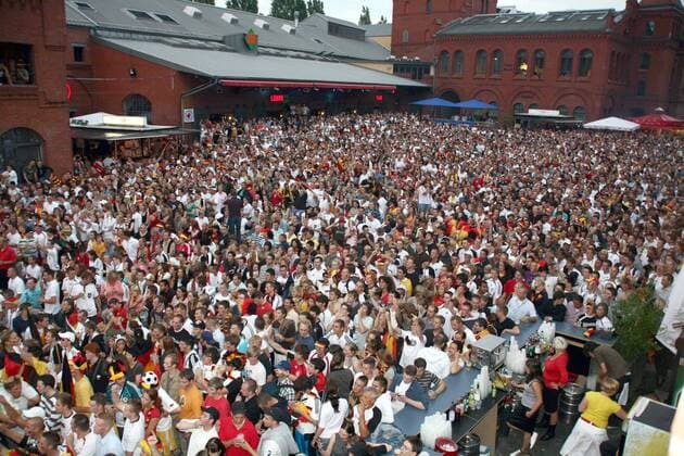 Deutsche Fans beim Public Viewing in der Kulturbrauerei in Berlin Fußball EM Herren Euro 2008, Länderspiel, Nationalteam, Totale Berlin Masse,