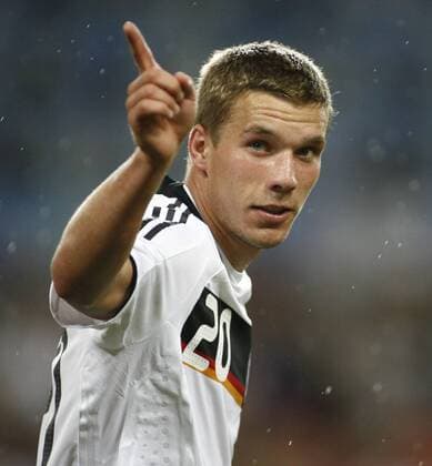 Lukas Podolski (Deutschland) gibt die Richtung an -  Fußball Länderspiel Herren EURO 2008, EM, Nationalteam, Nationaltrikot, Einzelbild o0 Viertelfinale, Basel